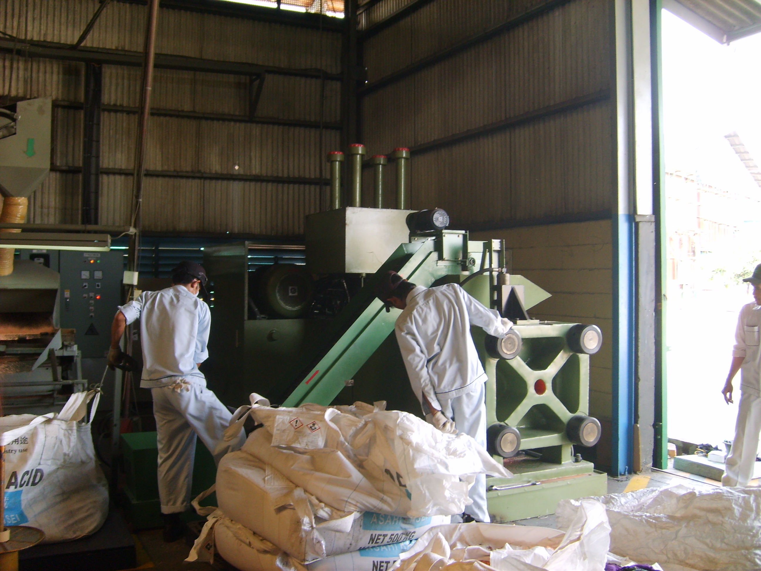 300T金屬屑壓塊機在印尼使用