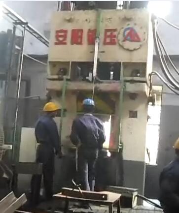 數控模鍛錘視頻-16KJ數控液壓錘出口印度鍛造汽車配件