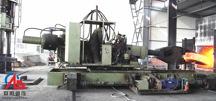 鍛造裝取料機
