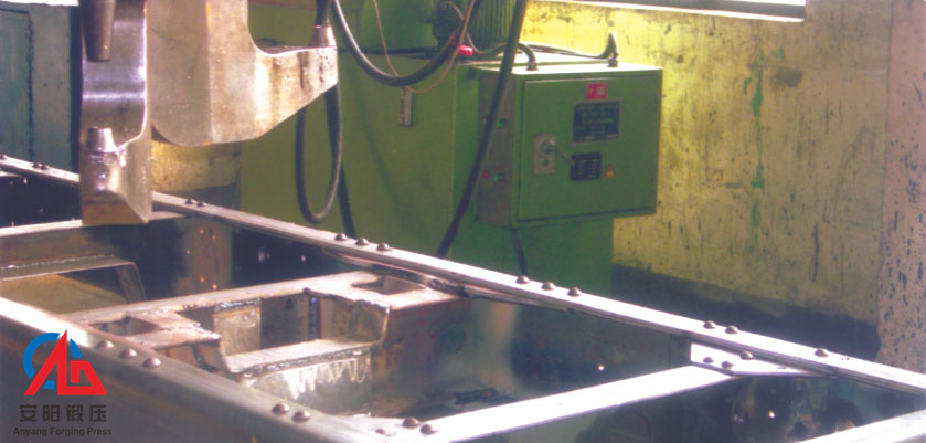 高速車架油壓鉚接機在河南奔馬 高速車架油壓鉚接機在河南奔馬