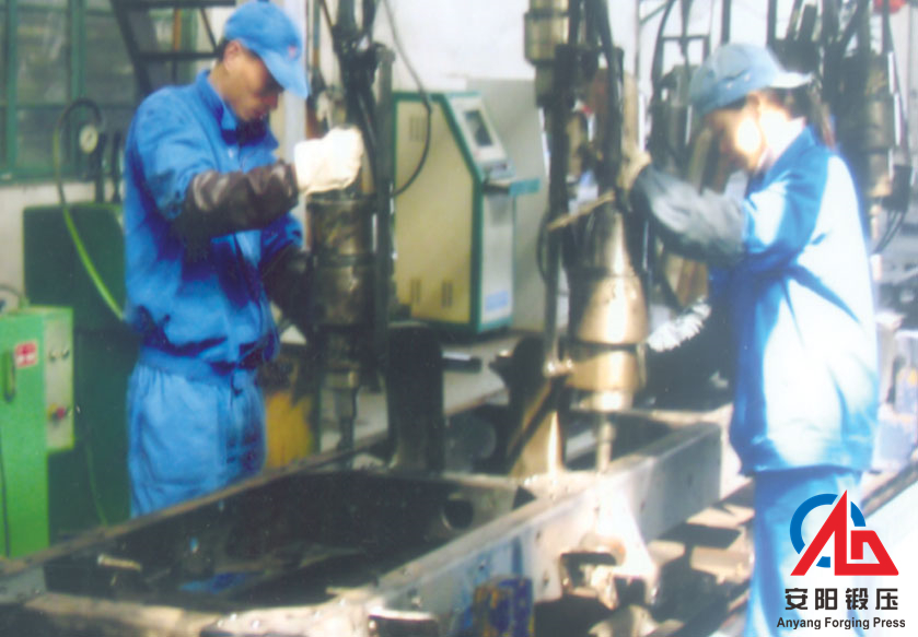 高速汽車車架液壓鉚接機在江鈴汽車 高速汽車車架液壓鉚接機在江鈴汽車