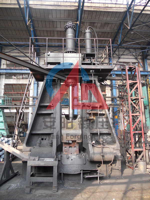 5噸模鍛錘在洛拖鍛造拖拉機鍛件 5噸模鍛錘在洛拖鍛造拖拉機鍛件
