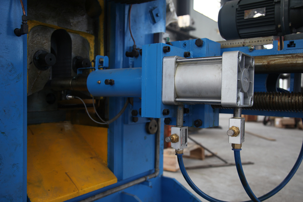 自動棒料剪機動可退讓擋料 自動棒料剪機動可退讓擋料