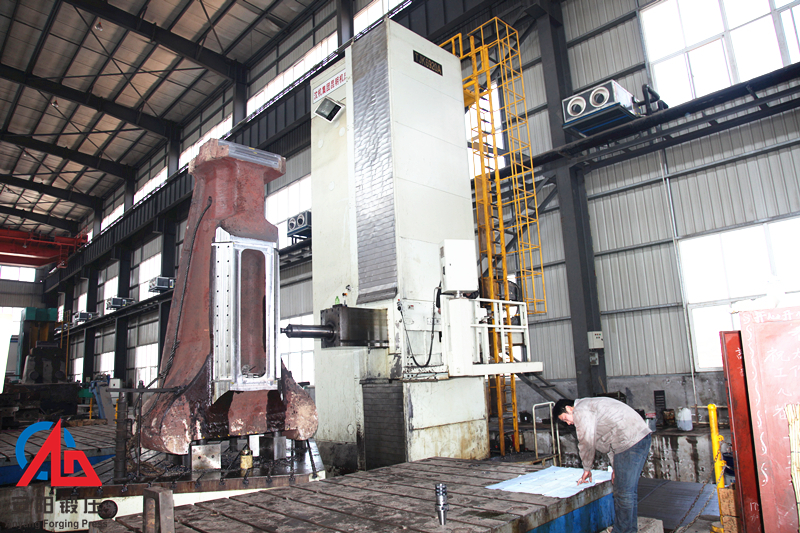 模鍛錘機身正在加工 模鍛錘機身正在加工