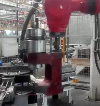 鉚接機全自動生產線在一汽解放鉚接重卡車架 鉚接機全自動生產線在一汽解放鉚接重卡車架