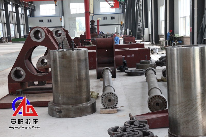 大型壓塊機準備裝配 大型壓塊機準備裝配