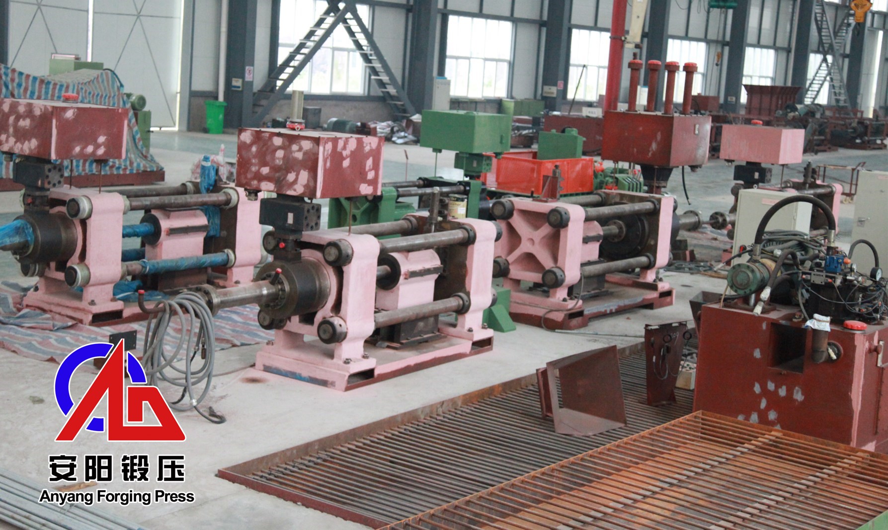 金屬壓塊機裝配現場 金屬壓塊機裝配現場