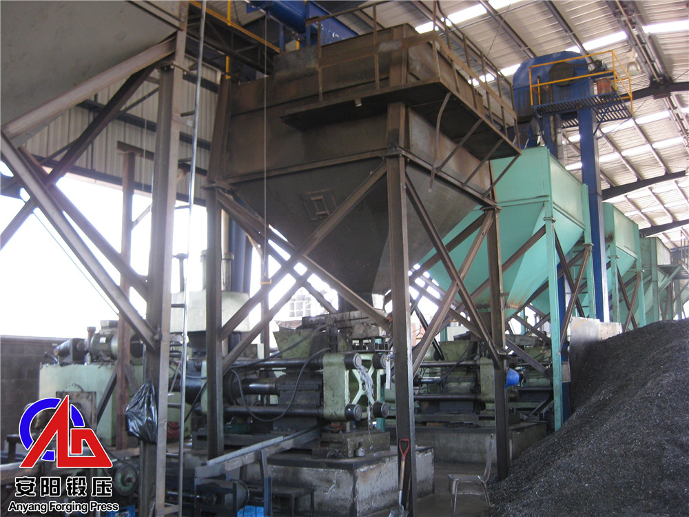 7臺300噸壓塊機在墨西哥客戶處組成的自動生產線 7臺300噸壓塊機在墨西哥客戶處組成的自動生產線