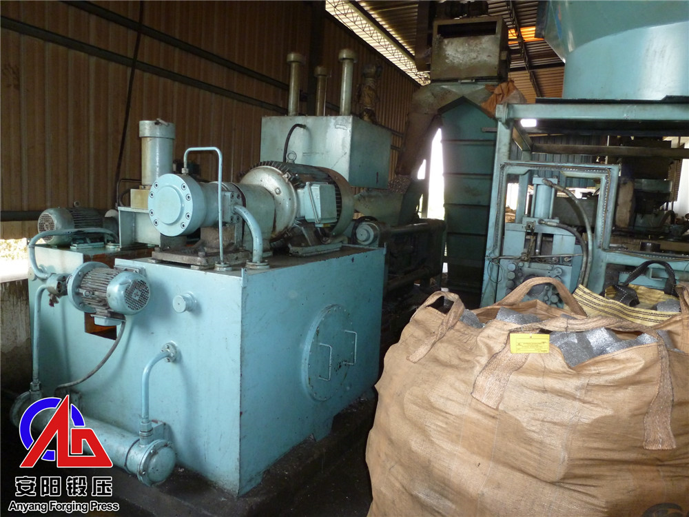 300噸壓塊機壓鋼屑 300噸壓塊機壓鋼屑